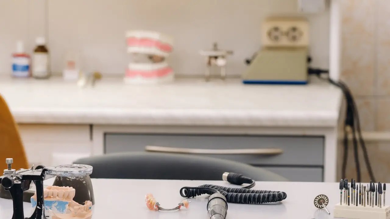 طاولة الشغل في مختبر Labo Ahlam